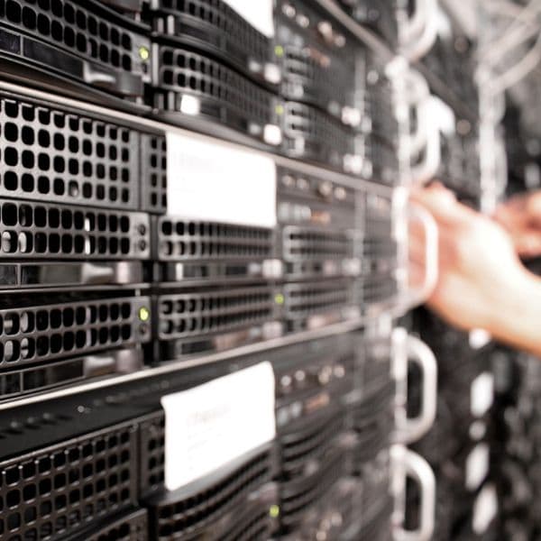 Técnico trabajando en un rack de servidores