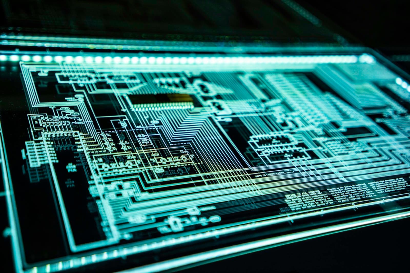 Placa de circuito retroiluminada en tonos fríos